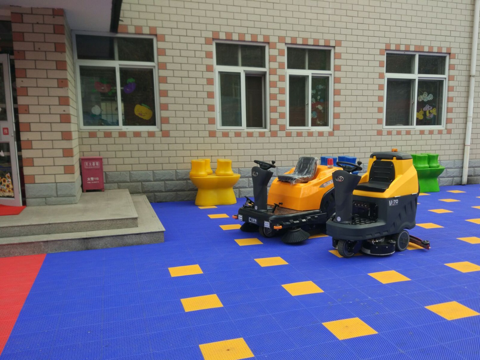 C120驾驶式扫地车服务于幼儿园.jpg