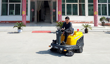 C120驾驶式扫地车服务于面粉厂