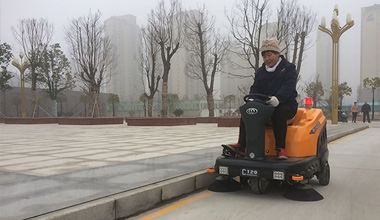 C120驾驶式扫地车服务于公园