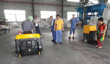 C120驾驶式扫地车服务于某工厂