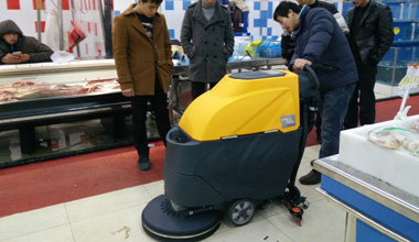 M52手推式洗地机服务于超市