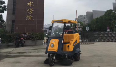 C170驾驶式扫地车服务于安徽职业技术学院